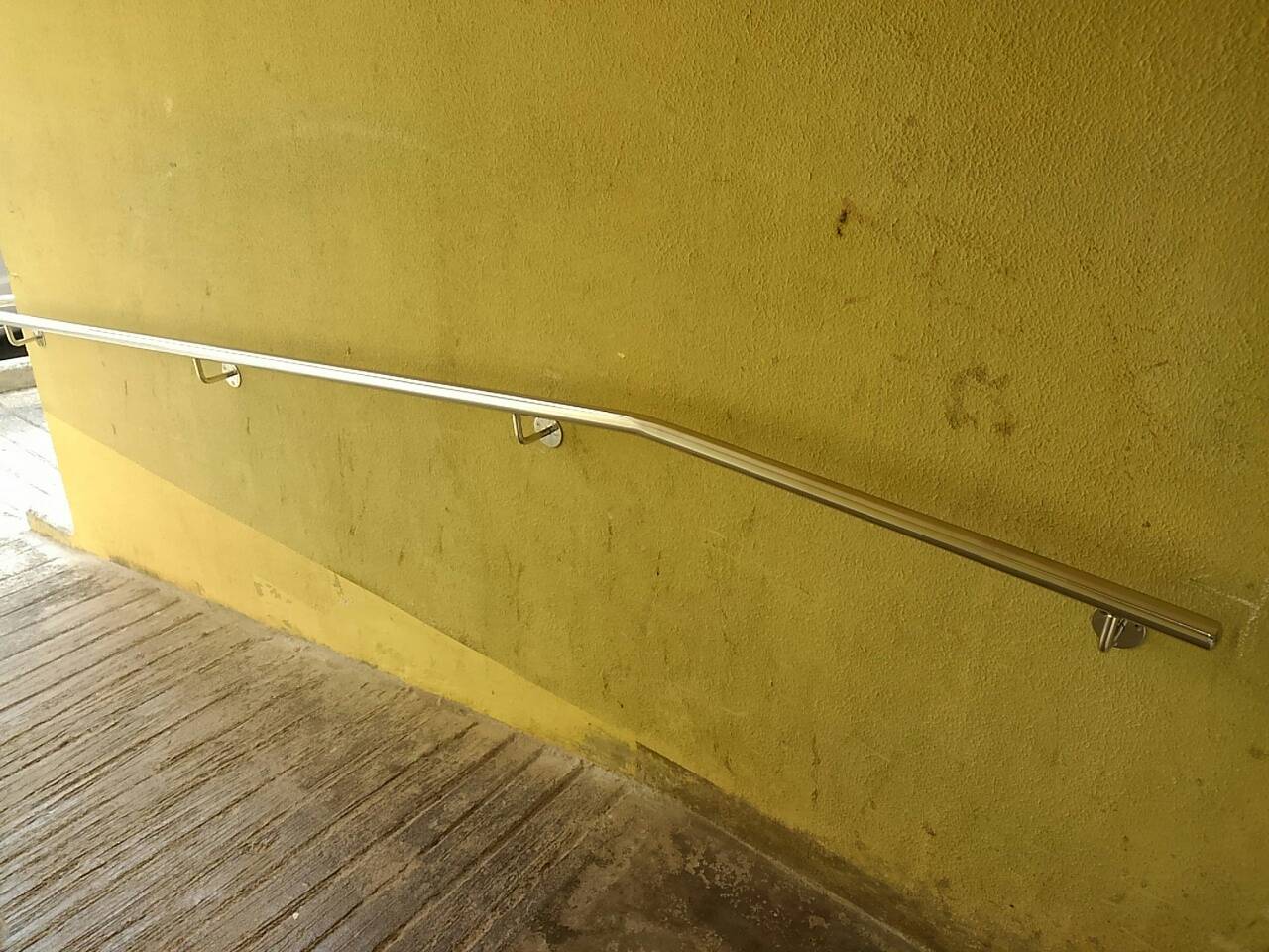 スロープ手摺り設置工事を行いました